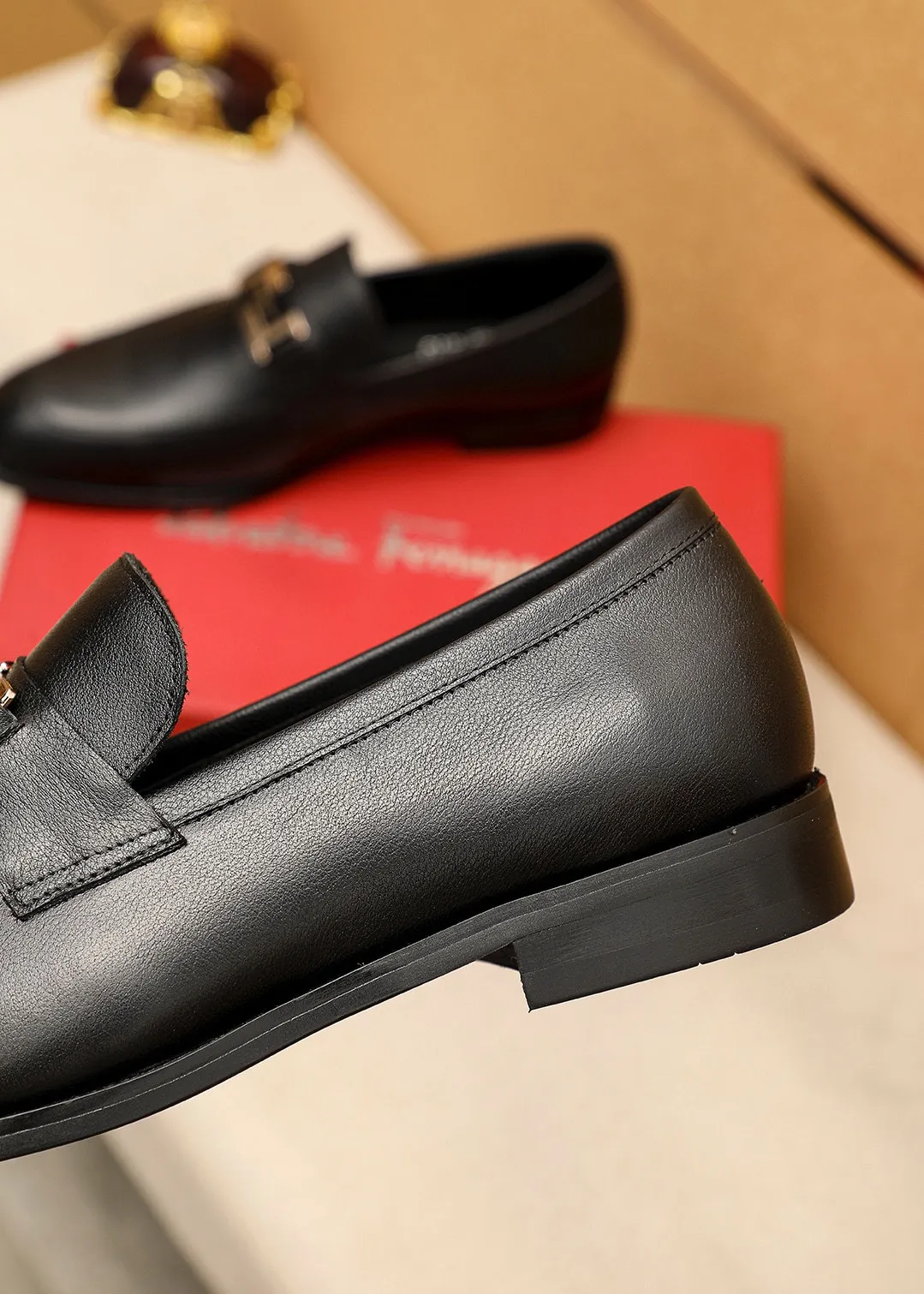 Men's shoes 💰480 💐 Product trademark: Ferragamo "Ferragamo" casual leather shoes Regular size: 38-44 (45.46🉑️customized) Product materials: Selected imported first-layer calfskin upper + luxury hardware buckle, imported water-dyed cow leather lining. Strong three-dimensional visual effect, original rubber outsole Color: 2⃣️colors available